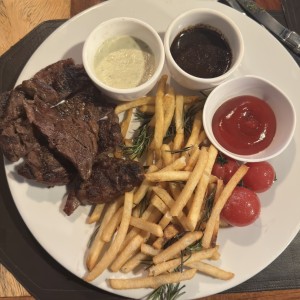 Carnes - Ribeye 12 oz (Argentino) + Papitas Fritas con Romero y Ajo Crujiente + Salsas Pimienta Negra y Queso Azul