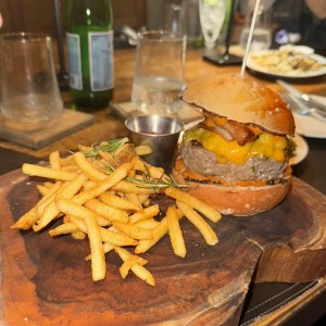 Hamburguesa de Angus con cheddar,hongos,tocino,salsa Butcher y papas fritas