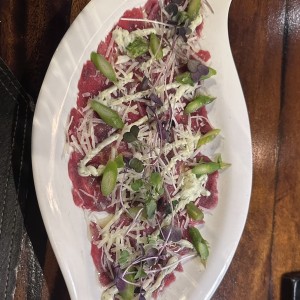 Carpaccio de Res con Aderezo de Wasabi ,Albahaca.Esparragos y Queso Pecorino