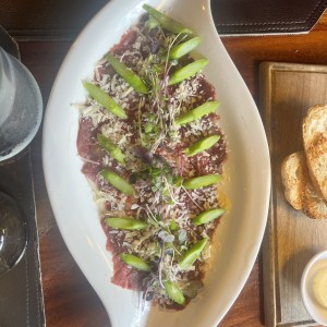 Carpaccio de Res con Aderezo de Wasabi ,Albahaca.Esparragos y Queso Pecorino