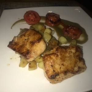 filete de dorado con papas y tomates