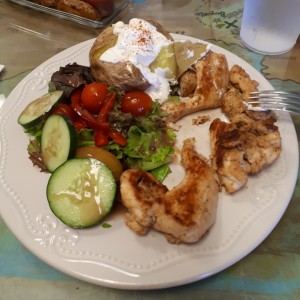 Filete de pollo a la plancha con papá asada y ensalada