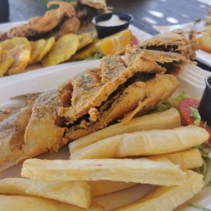 Corvina con yuca frita
