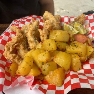 Deditos de pollo con papas salteadas