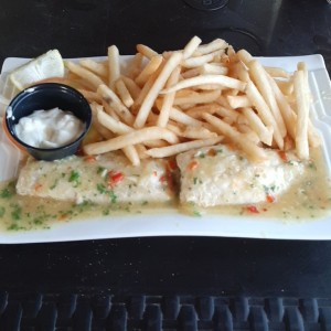 filete corvina al ajillo con papas fritas