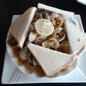 almejas al ajillo