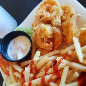 Camarones apanados con papas fritas 