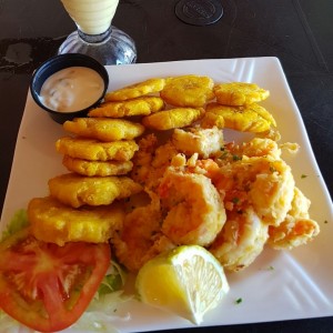Camarones apanados con patacones