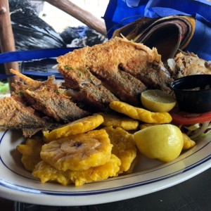 Corvina frita con patacones