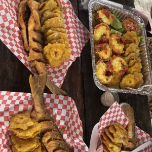 corvina frita con patacones y langostinos (como langosta, ya que no habia) 