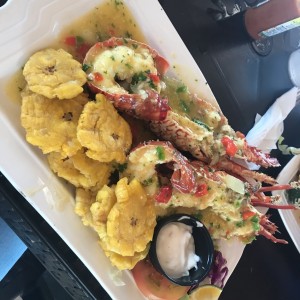 langosta al ajillo con patacones 