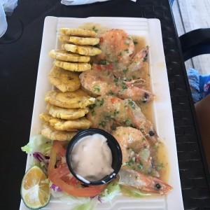 langostillo al ajillo con patacones 