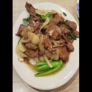Bistec en hojas de mostaza
