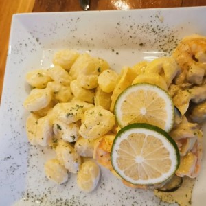 Mixto de mariscos en salsa de curry con gnocchi ???