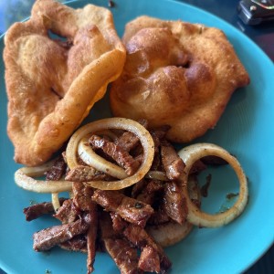 Encebollado con hojaldre 