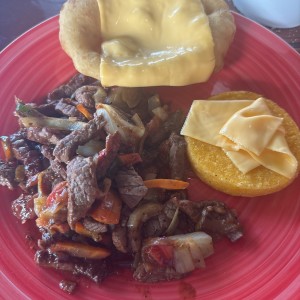 Bistec encebollado con hojaldre y tortilla 
