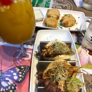 Sangria de mango, rollitos de salmon y bao de pollo
