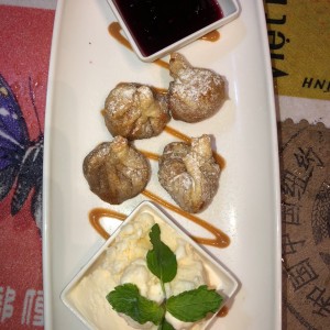 Potre, mermelada de fresas, helado de vainilla y rollitos de dulce de leche