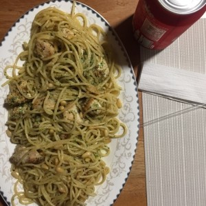 spaguetti al pesto con pollo asado