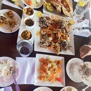 Picada de mariscos, pescado frito, pulpo con cambombia y burgafo