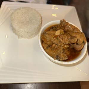 Alitas de pollo guisadas con arroz 