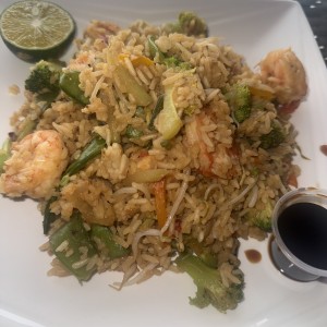 Arroz frito con camarones 