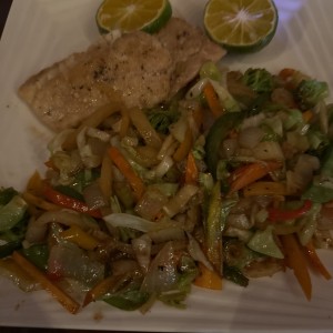 Filete de pescado con vegetales 