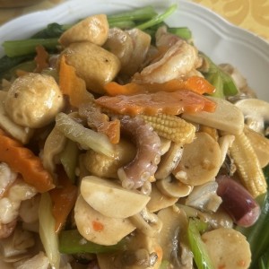 Chow fun a la canton mariscos