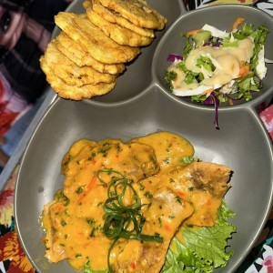 Filete de pescado al ajillo con patacones 