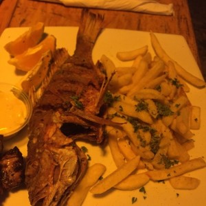 Pescado frito con papas