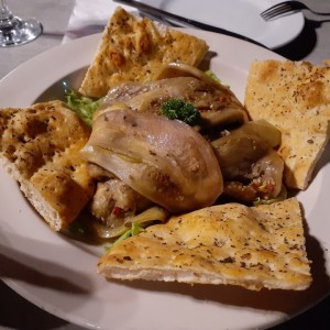 Berenjenas en vinagreta y pan pita. Muy ricas.