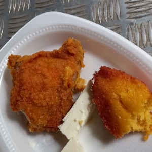 pollo frito, queso blanco, torrejitas