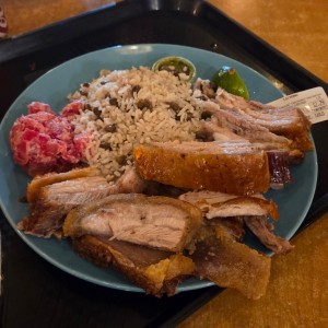 lechona con arroz de guandu 