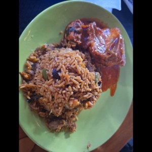 arroz con puerco y pechuga guisada 
