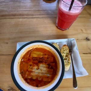 Lasagna y licuado de fresa