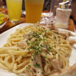 Pasta con pollo en salsa blanca