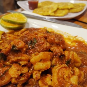 Camarones a la criolla con patacones