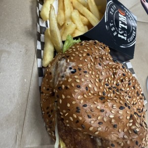 Istmo Crispy Chicken Burger con Papas