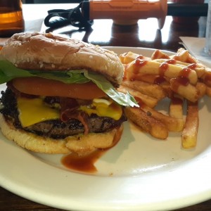 hamburguesa con cheddar y bacon
