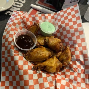 Wings con salsa de la casa