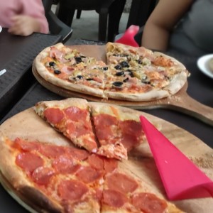 Pizza de Peperoni y la Cuatro Estaciones