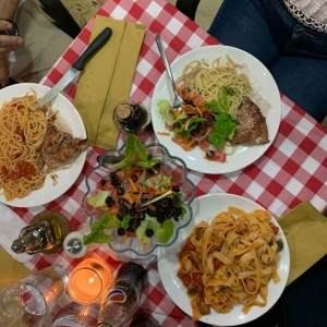 pollo al vino con espagueti al oleo, busckallola