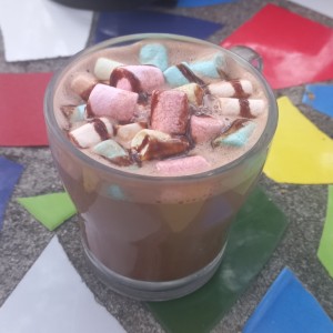 Chocolate caliente con malvas