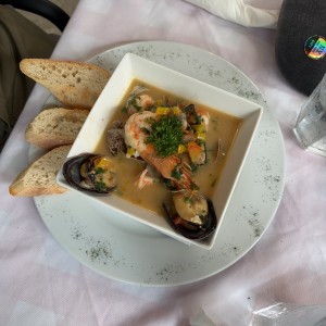 Sopa de mariscos con leche de coco y pan