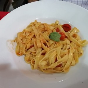 Fettuccine con Tomate Cherry y Albahaca