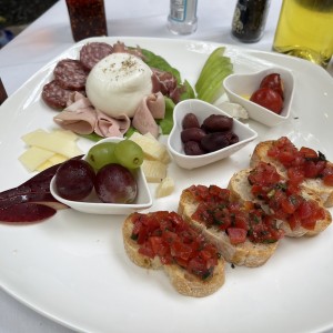 BURRATINA CON PROSCIUTTO PARA DOS PERSONAS