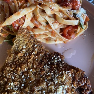 Pasta pomodoro con carne apanada