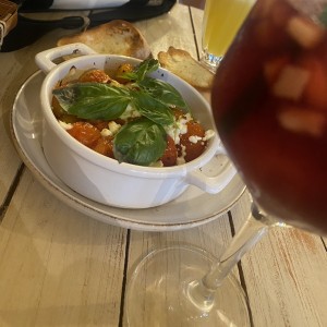 Tomates cherrys con albahaca y queso