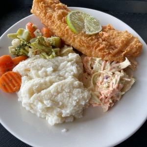 filete de pescado con pure, vegetales y ensalada