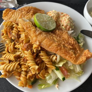filete de pescado con pasta del dia y ensalada